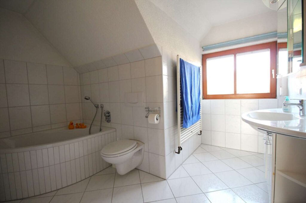 Bad m. Dusche, Wanne im OG