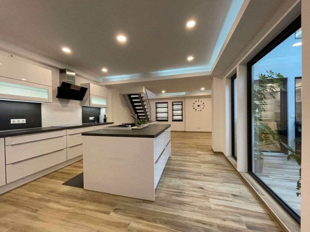 Küche & rechts Lichthof