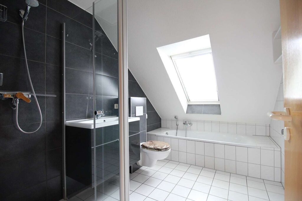 Bad  mit Dusche, Wanne