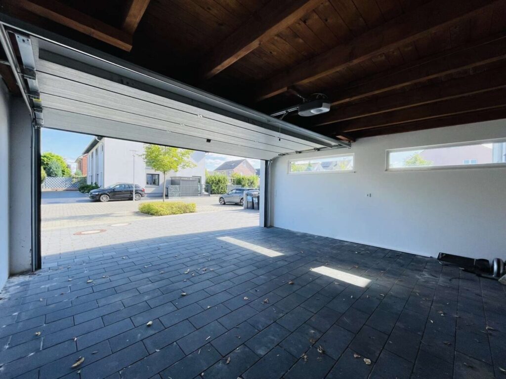 Doppelgarage mit elektr. Tor