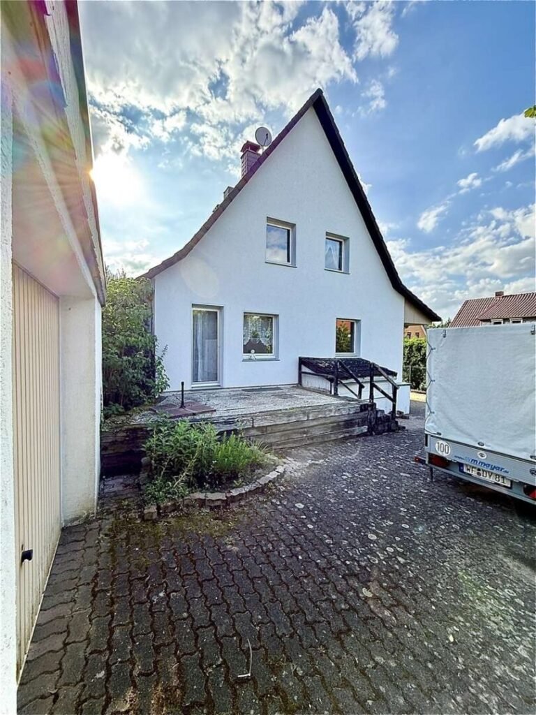 Hausrückseite mit Garage