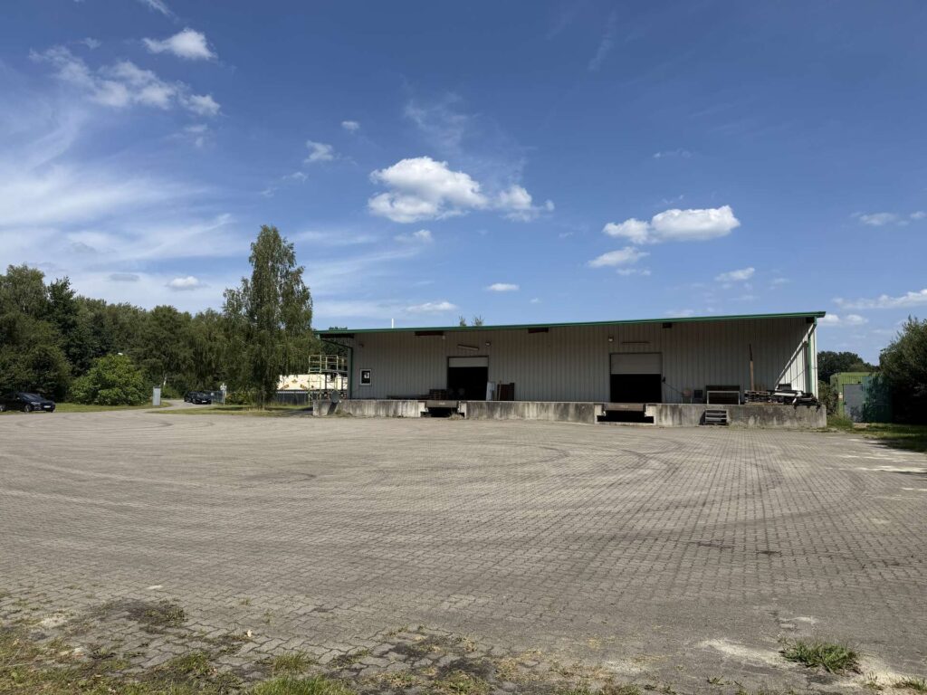 Befestigte und gepflasterte Verkehrsfläche