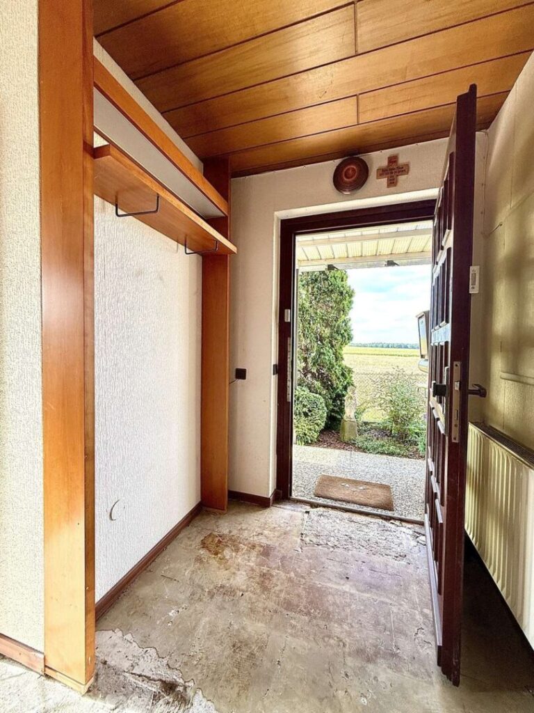 Eingang mit Blick R. Feld