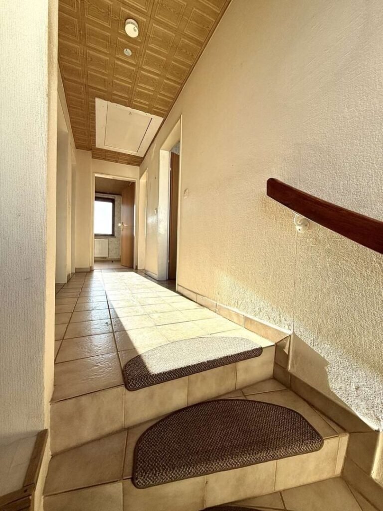 Treppe ins Obergeschoss
