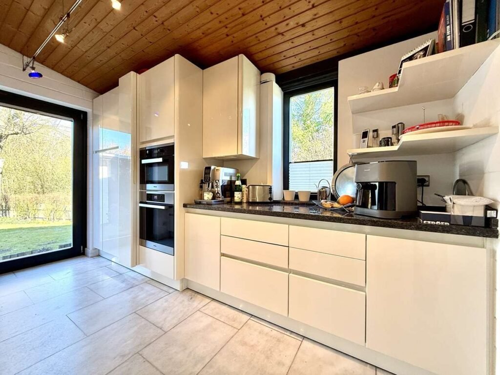 Küche mit Blick in den Garten