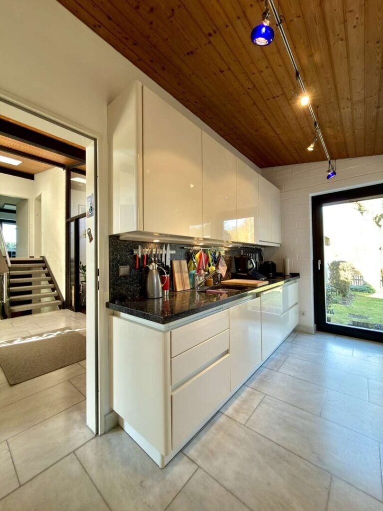 Küche mit Flur und Ausgang Garten