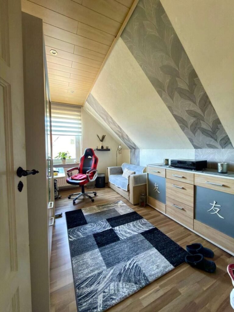 Zimmer Wohnung Dachgeschoss